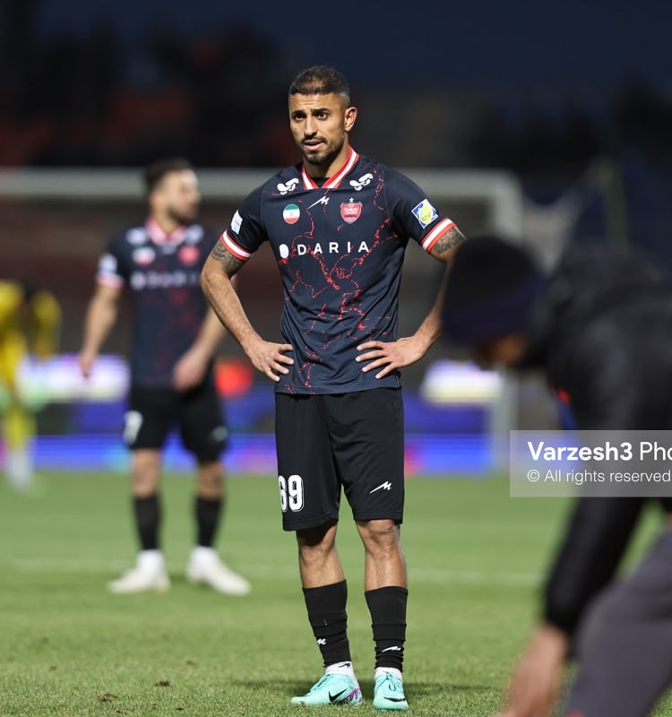 ❌ 🔴 غیررسمی؛ وینگر پرسپولیس جدا شد محمدامین کاظمیان پس از یک فصل حضور در این تیم، قراردادش را طی توافق دو جانبه فسخ کرد