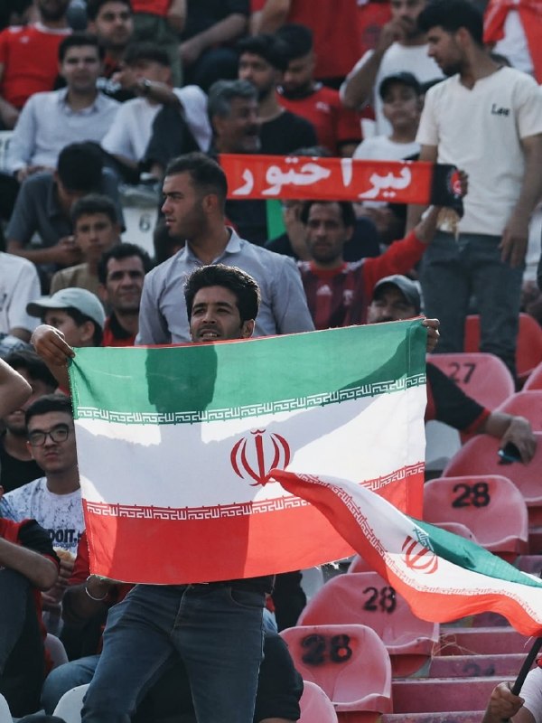 📷 پرچم ایران در دست هواداران تراکتور روی سکوهای ورزشگاه یادگار امام