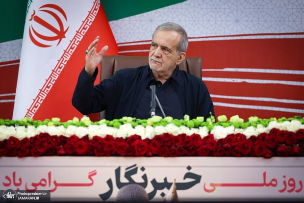 پزشکیان: برخی افراد آب به آسیاب دشمن میریزند رئیس جمهور در نشست خبری گفت: برخی افراد، آگاهانه یا ناآگاهانه، با طرح مطالبی که از واقعیت فاصله