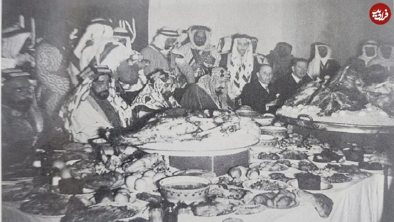 ملک عبدالعزیز، پادشاه عربستان و شیخ سلمان بن حمد آل خلیفه، حاکم بحرین و دیگر مهمانان در حال خوردن یک شتر کامل و در سال ۱۳۲۶