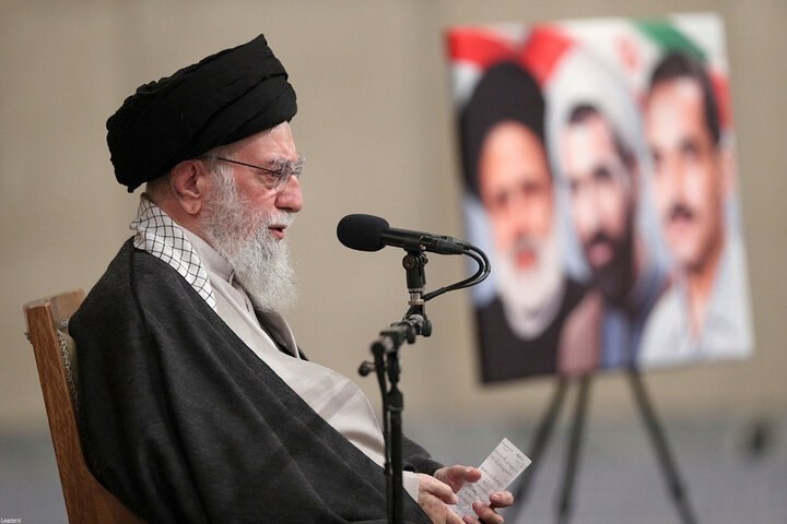 مروری بر توصیههای آیتالله علی خامنهای به دولتها؛ از هاشمی تا پزشکیان و ماجرای تنها رئیسجمهوری که نشان فتح دریافت کرد