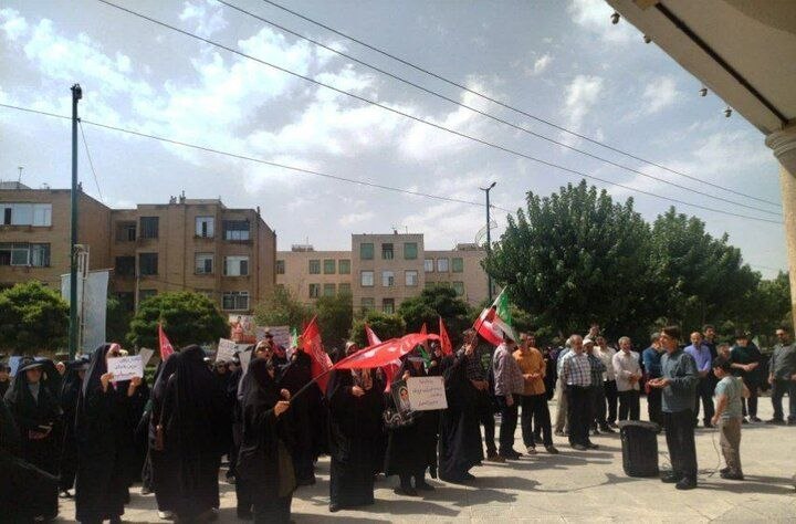 شماری از بانوان در اراک پیش ازظهر شنبه در تجمعی مقابل ساختمان استانداری مرکزی ، خواستار پیگیری اجرای قانون عفاف و حجاب شدند