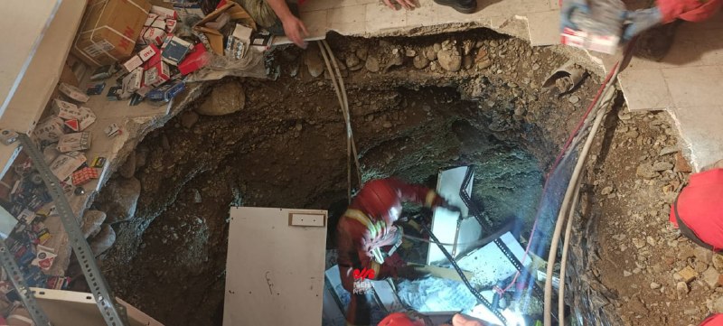 فروکشکردن کف انبار در بهارستان؛ ۴ نفر زنده نجات یافتند سخنگوی سازمان آتشنشانی تهران: ساعت ۱۷:۳۷ امروز، حادثه فروکشکردن کف یک ساختمان در محدوده
