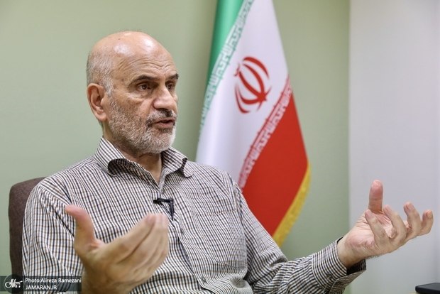 مومنی، اقتصاددان: به سران قوا گفتم چند بار از سوراخ شوکدرمانی گزیده شوند، کفایت میکند؟