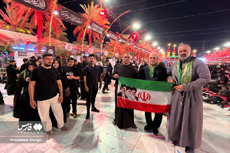 عکس یادگاری با تصویر آیتالله علی خامنهای در بینالحرمین