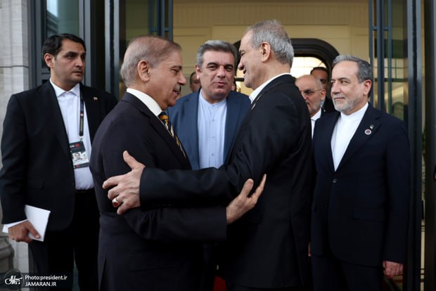 پزشکیان: کشورهای اسلامی میتوانند اختلافات خود را بدون مداخله بیگانگان حلوفصل کنند/ شهباز شریف: ایران و پاکستان دو کشور برادرند و برای صلح و رفاه منطقه مسئولیت مشترک دارند