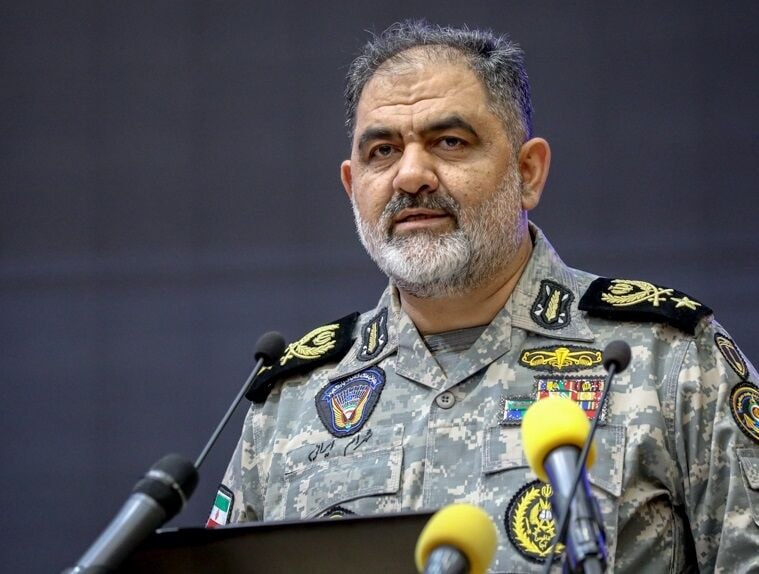 دریادار ایرانی: نگرانی دشمن از ابتکارهای عملیاتی ایران/ امکان زمینگیرکردن دشمن را در هر نقطهای داریم