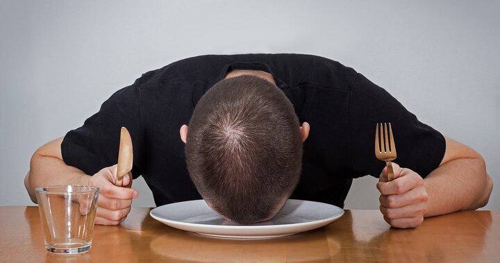 💤 چرا بعد از غذا خوابآلود میشویم؟/ نوع غذا در بروز خوابآلودگی نقش دارد؟