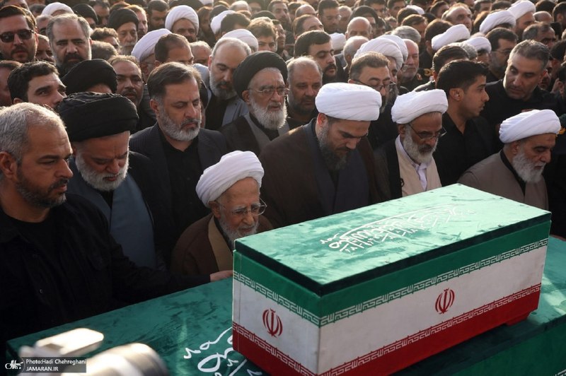 اقامه نماز بر پیکرها به امامت آیتالله جوادی آملی