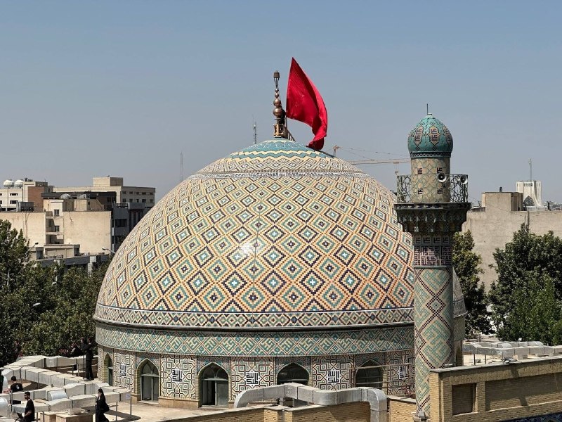 اهتزاز پرچم سرخ بر گنبد مسجد دانشگاه صنعتی شریف